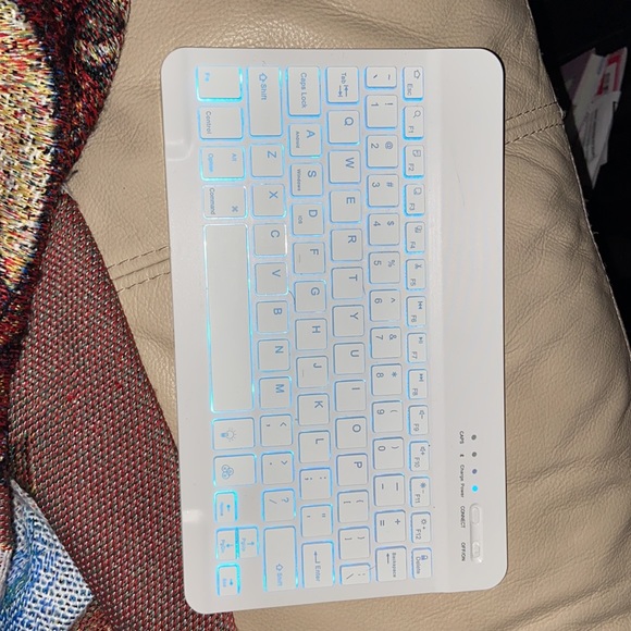 Rose gold iPad 8th gen w/ case and keyboard - Picture 5 of 6